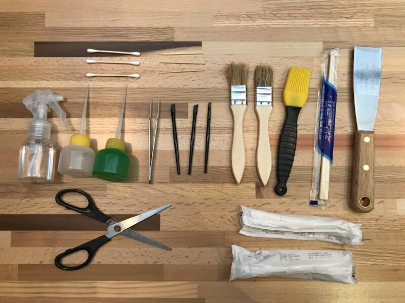 開箱Anna 的工作箱!噴槍、刷子用來為食物添加水分或醬料、油光,鑷子能精準調整食物位置,棉花棒可以清潔碗中的瑕疵。 開箱Anna 的工作箱!噴槍、刷子用來為食物添加水分或醬料、油光,鑷子能精準調整食物位置,棉花棒可以清潔碗中的瑕疵。