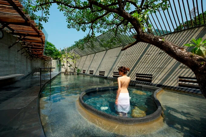 戶外裸湯區設有獨立更衣室、烤箱、蒸氣室、SPA。 Source: KLOOK 戶外裸湯區設有獨立更衣室、烤箱、蒸氣室、SPA。 Source: KLOOK