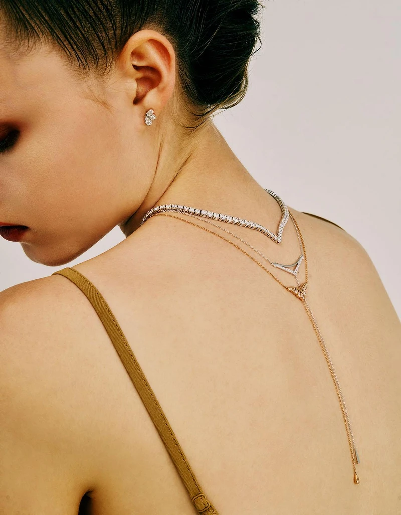 (上起) BEHATI白K金鑽石耳環、BASIC LINE鉑金鑽石項鍊、HARLEY SILHOUETTE POWER LARIAT白K金鑽石項鍊、BEHATI SILHOUETTE POWER LARIAT玫瑰金鑽石項鍊,all by Hearts On Fire。 (上起) BEHATI白K金鑽石耳環、BASIC LINE鉑金鑽石項鍊、HARLEY SILHOUETTE POWER LARIAT白K金鑽石項鍊、BEHATI SILHOUETTE POWER LARIAT玫瑰金鑽石項鍊,all by Hearts On Fire。