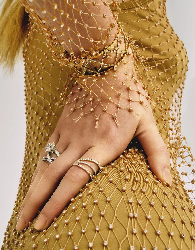 (上起)LORELEI黃K金鑽石環狀手環、ENDLESS LOVE鉑金鑽石戒指 主鑽約3ct、HARLEY WRAP白K金鑽石與粉紅剛玉戒指、BRING THE DRAMA鑽石戒指,all by Hearts On Fire。 (上起)LORELEI黃K金鑽石環狀手環、ENDLESS LOVE鉑金鑽石戒指 主鑽約3ct、HARLEY WRAP白K金鑽石與粉紅剛玉戒指、BRING THE DRAMA鑽石戒指,all by Hearts On Fire。