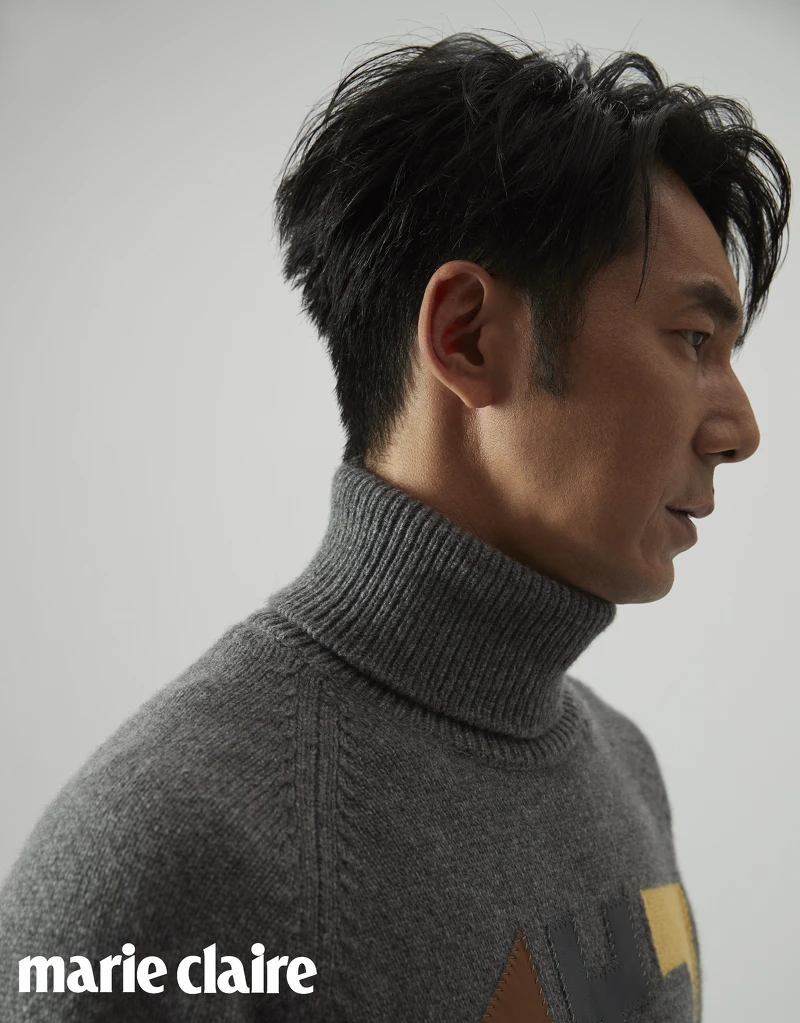 高領針織衫、繫帶寬褲、皮革短靴，all by Hermès。