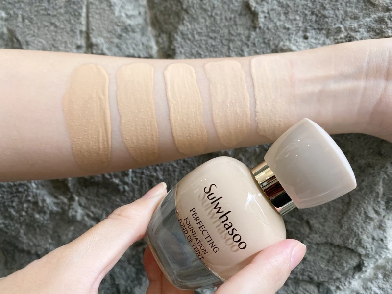 Sulwhasoo雪花秀完美柔焦精華粉底一共有五色。 Sulwhasoo雪花秀完美柔焦精華粉底一共有五色。