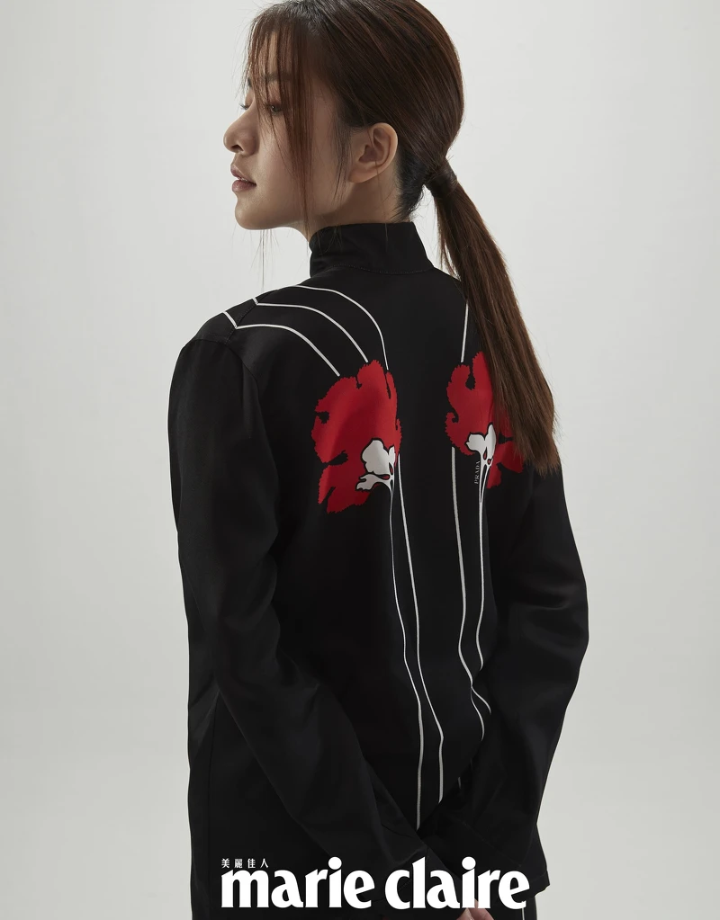 黑色印花上衣、黑色印花長褲,Both by Prada。 黑色印花上衣、黑色印花長褲,Both by Prada。