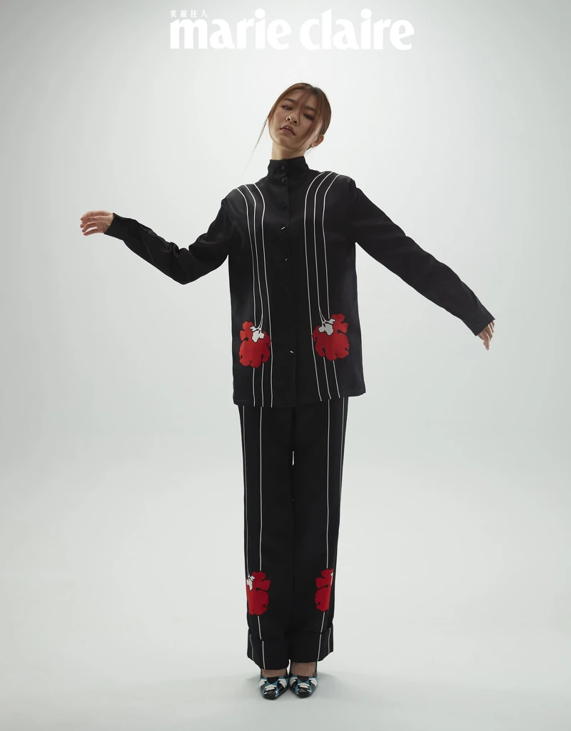 黑色印花上衣、黑色印花長褲,Both by Prada。 黑色印花上衣、黑色印花長褲,Both by Prada。