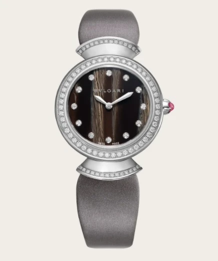 Bulgari 寶格麗Divas’ Dream系列手錶,18K白金錶殼鑲飾明亮型切割鑽石。天然醋酸纖維錶盤,鑽石時標,灰色緞面錶帶。 NT$584,000 Bulgari 寶格麗Divas’ Dream系列手錶,18K白金錶殼鑲飾明亮型切割鑽石。天然醋酸纖維錶盤,鑽石時標,灰色緞面錶帶。 NT$584,000