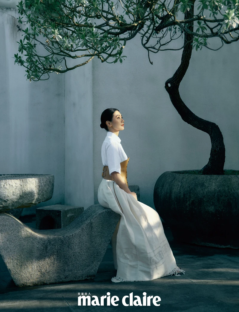 蜜蜂與珍珠墜飾耳環、短袖白色襯衫、皮革腰封、流蘇裝飾長裙、駝色涼鞋,all by Dior;彩妝產品:Dior迪奧超完美持久柔光粉底、 Dior迪奧藍星唇膏#100 蜜蜂與珍珠墜飾耳環、短袖白色襯衫、皮革腰封、流蘇裝飾長裙、駝色涼鞋,all by Dior;彩妝產品:Dior迪奧超完美持久柔光粉底、 Dior迪奧藍星唇膏#100