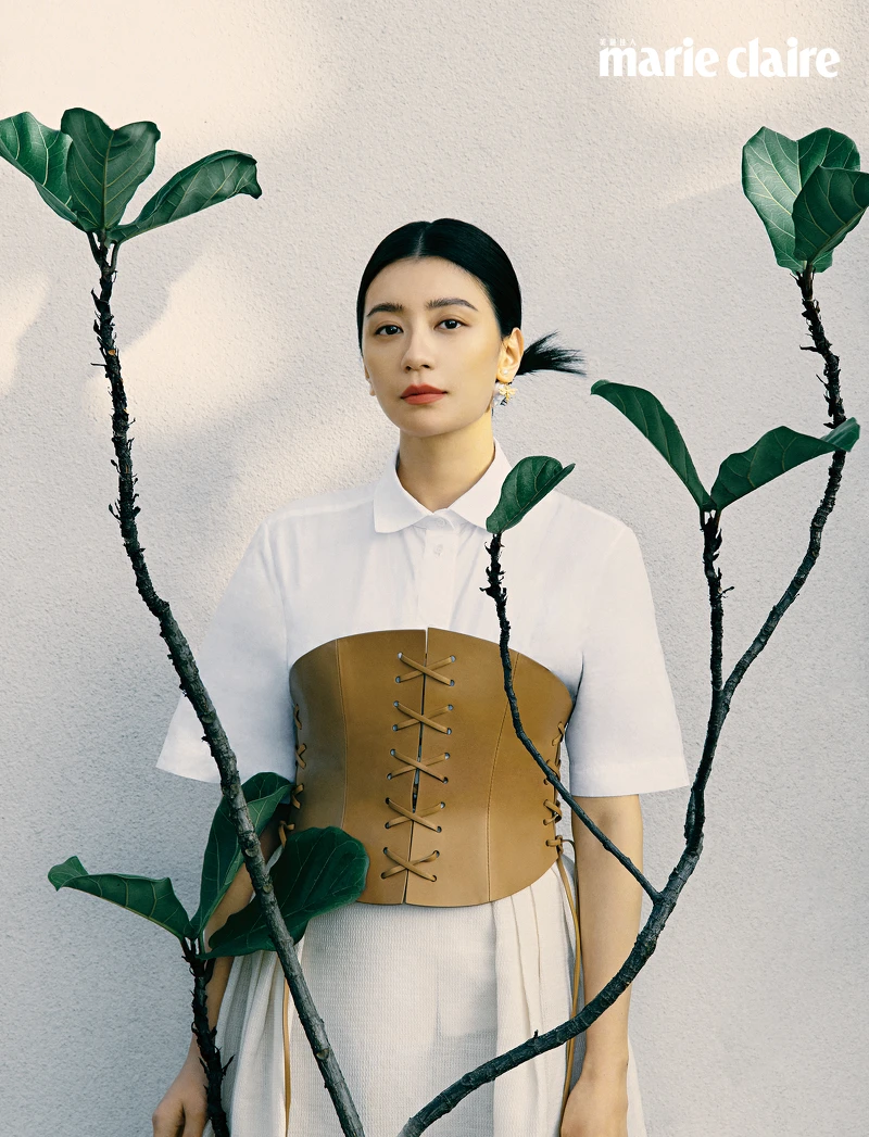 3. 蜜蜂與珍珠墜飾耳環、短袖白色襯衫、皮革腰封、流蘇裝飾長裙、駝色涼鞋,all by Dior。;彩妝產品:Dior迪奧超完美持久柔光粉底、 Dior迪奧藍星唇膏#100 3. 蜜蜂與珍珠墜飾耳環、短袖白色襯衫、皮革腰封、流蘇裝飾長裙、駝色涼鞋,all by Dior。;彩妝產品:Dior迪奧超完美持久柔光粉底、 Dior迪奧藍星唇膏#100