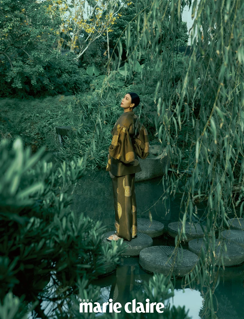 墜飾耳環by Dior;緹花圖騰羊腿袖上衣、同款長褲,both by Loewe;彩妝產品:Dior迪奧超完美持久柔光粉底、 Dior迪奧藍星唇膏#100 墜飾耳環by Dior;緹花圖騰羊腿袖上衣、同款長褲,both by Loewe;彩妝產品:Dior迪奧超完美持久柔光粉底、 Dior迪奧藍星唇膏#100