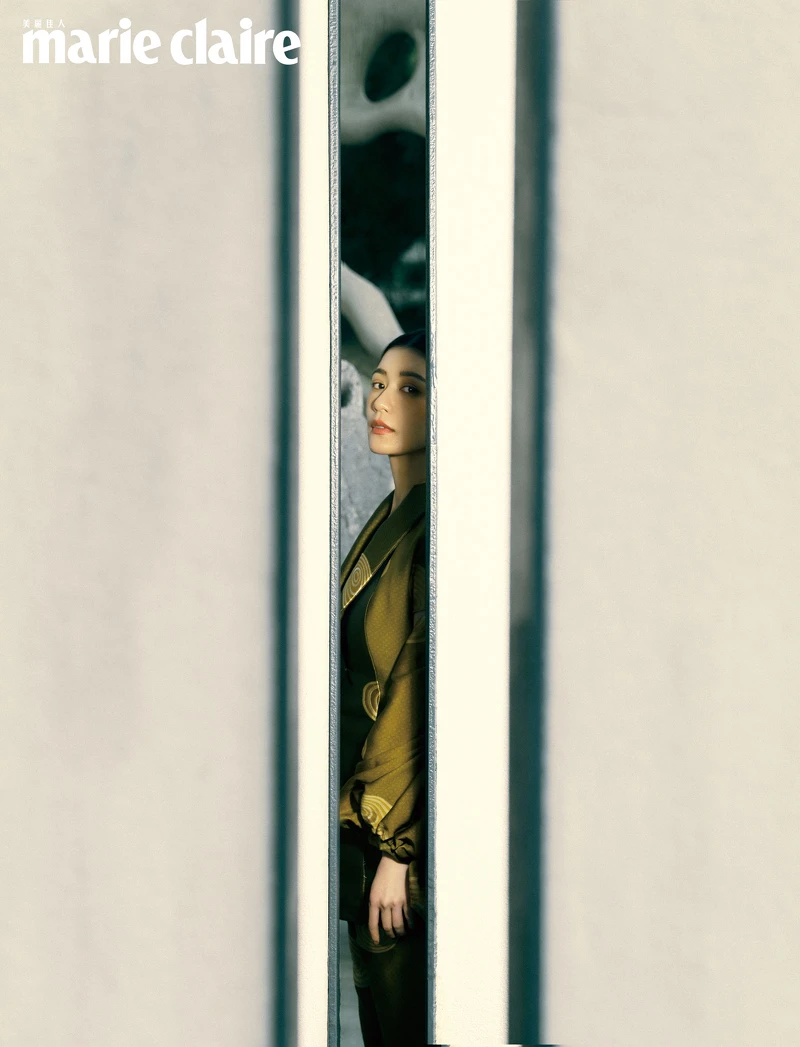 墜飾耳環by Dior;緹花圖騰羊腿袖上衣、同款長褲,both by Loewe;彩妝產品:Dior迪奧超完美持久柔光粉底、 Dior迪奧藍星唇膏#100 墜飾耳環by Dior;緹花圖騰羊腿袖上衣、同款長褲,both by Loewe;彩妝產品:Dior迪奧超完美持久柔光粉底、 Dior迪奧藍星唇膏#100