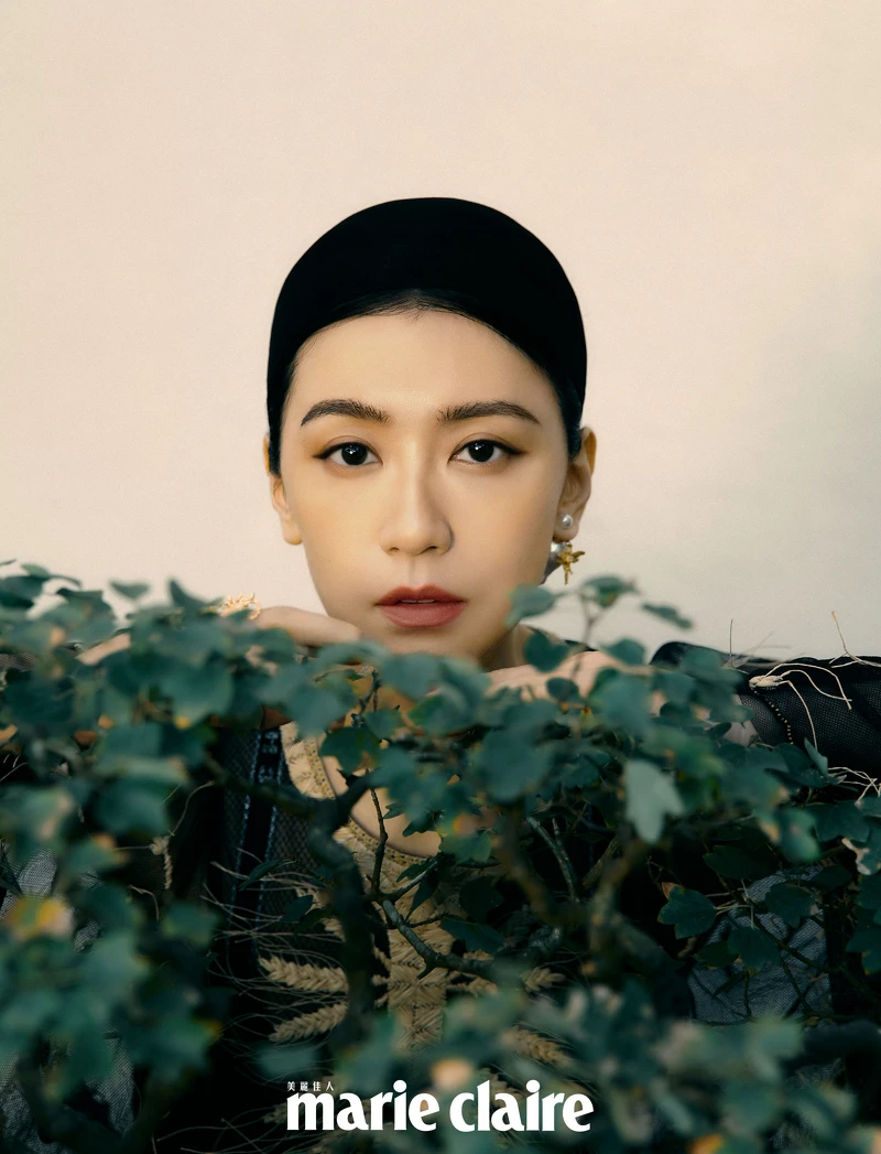 蜜蜂與珍珠墜飾耳環、刺繡透膚長洋裝、黑色襯衣,all by Dior;彩妝產品:Dior迪奧超完美持久柔光粉底、 Dior迪奧藍星唇膏#525  蜜蜂與珍珠墜飾耳環、刺繡透膚長洋裝、黑色襯衣,all by Dior;彩妝產品:Dior迪奧超完美持久柔光粉底、 Dior迪奧藍星唇膏#525