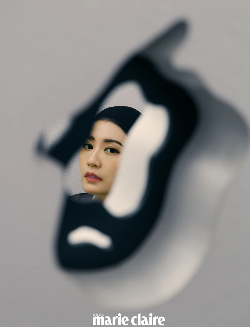 蜜蜂與珍珠墜飾耳環、刺繡透膚長洋裝、黑色襯衣,all by Dior;彩妝產品:Dior迪奧超完美持久柔光粉底、 Dior迪奧藍星唇膏#525  蜜蜂與珍珠墜飾耳環、刺繡透膚長洋裝、黑色襯衣,all by Dior;彩妝產品:Dior迪奧超完美持久柔光粉底、 Dior迪奧藍星唇膏#525