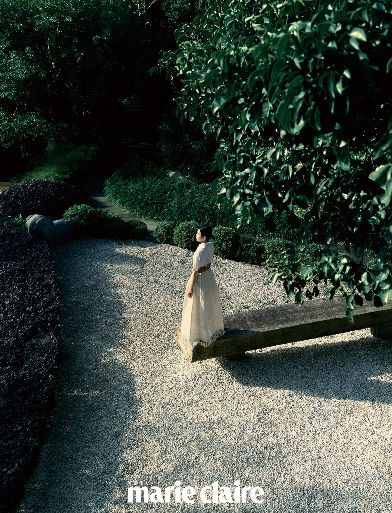 蜜蜂與珍珠墜飾耳環、短袖白色襯衫、皮革腰封、流蘇裝飾長裙、駝色涼鞋,all by Dior;彩妝產品:Dior迪奧超完美持久柔光粉底、 Dior迪奧藍星唇膏#100 蜜蜂與珍珠墜飾耳環、短袖白色襯衫、皮革腰封、流蘇裝飾長裙、駝色涼鞋,all by Dior;彩妝產品:Dior迪奧超完美持久柔光粉底、 Dior迪奧藍星唇膏#100