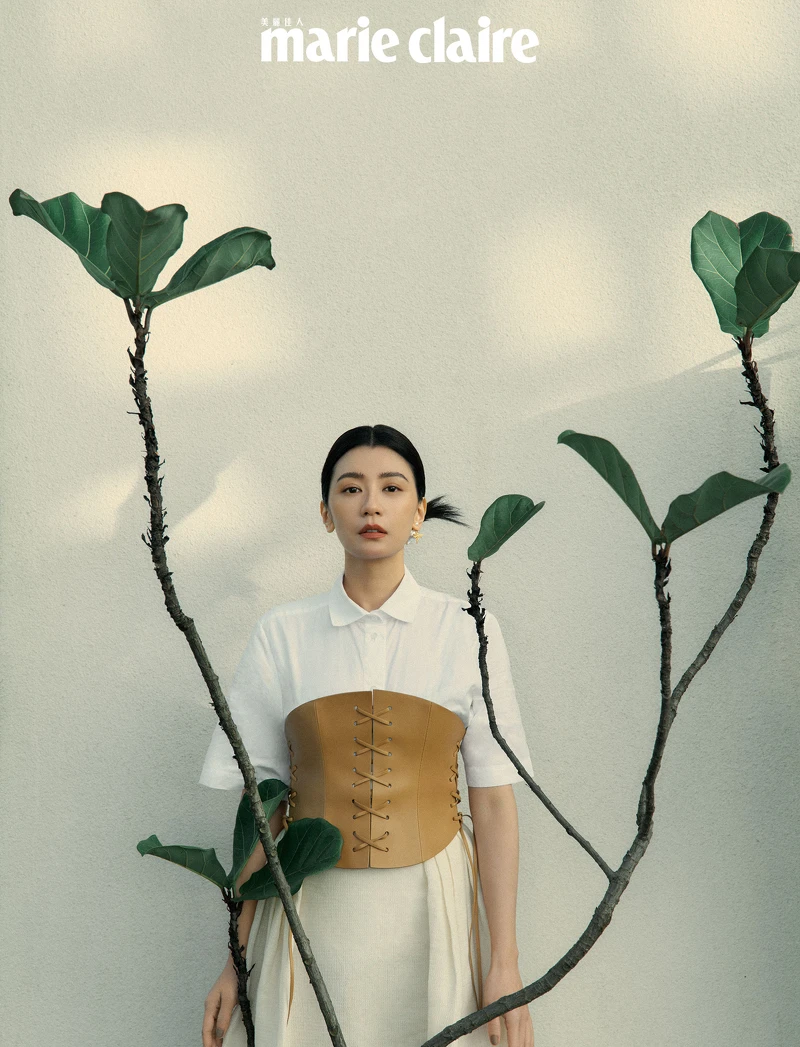 蜜蜂與珍珠墜飾耳環、短袖白色襯衫、皮革腰封、流蘇裝飾長裙、駝色涼鞋,all by Dior;彩妝產品:Dior迪奧超完美持久柔光粉底、 Dior迪奧藍星唇膏#100 蜜蜂與珍珠墜飾耳環、短袖白色襯衫、皮革腰封、流蘇裝飾長裙、駝色涼鞋,all by Dior;彩妝產品:Dior迪奧超完美持久柔光粉底、 Dior迪奧藍星唇膏#100