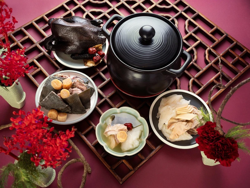 九頭鮑甕裡禪 (5,680元/熱食含甕；5,280元/冷凍不含甕，六人份)