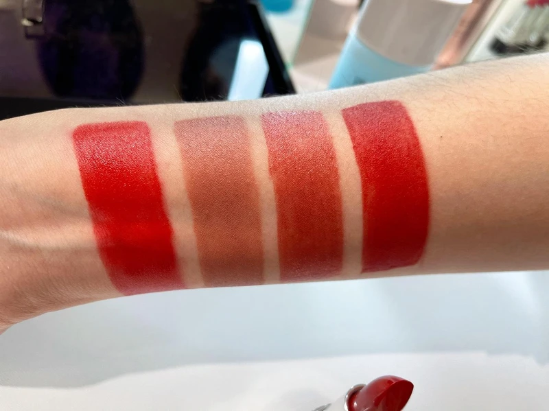 #080微笑亮紅、#100杏仁烤奶、#525香檳玫瑰、#999特霧正紅