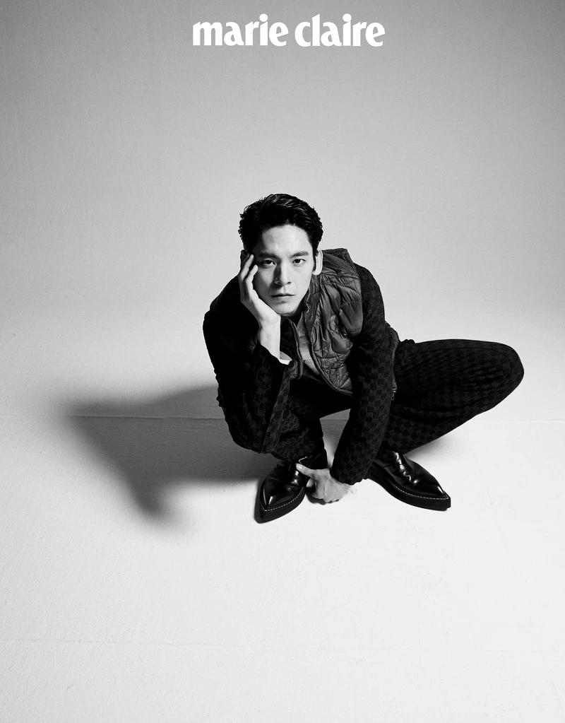 羽絨背心、格紋西裝外套、格紋西裝長褲，all by Louis Vuitton；尖頭樂福鞋，Berluti。