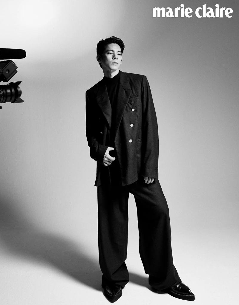 雙排扣西裝外套、西裝長褲，both by Bottega Veneta；尖頭樂福鞋，Berluti；中高領上衣，Stylist’s Own