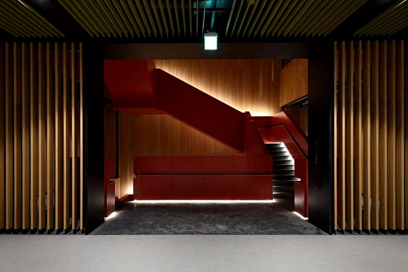 貫穿全樓層的大紅樓梯，為空間增添熱情