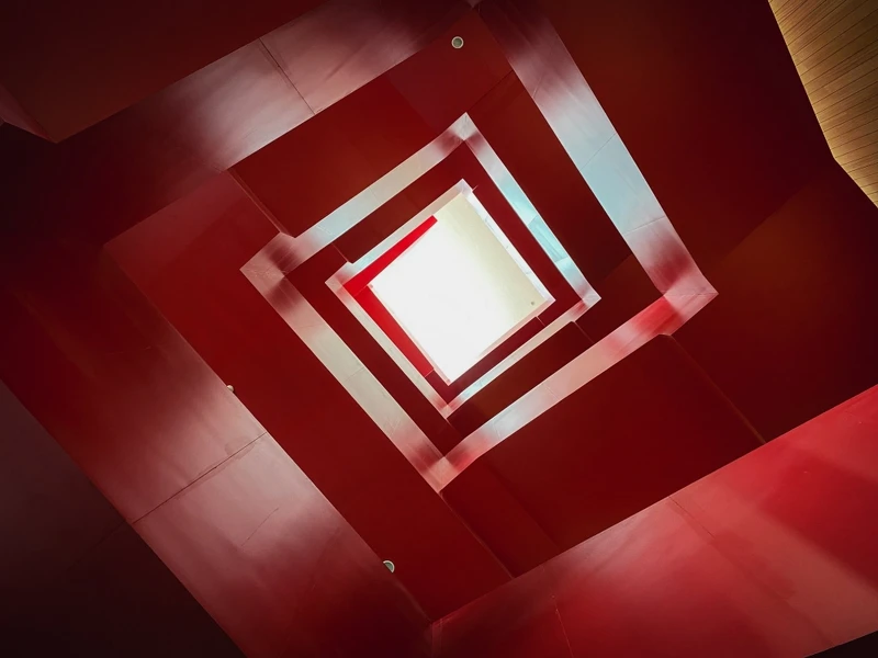 貫穿全樓層的大紅樓梯，為空間增添熱情