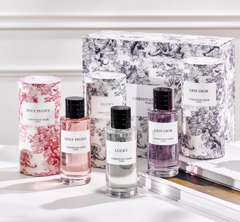 由左至右：牡丹香韻香氛2021渡假限量版125ml NT8,000，幸運時刻香氛2021渡假限量版125ml NT8,000，蒙田大道香氛2021渡假限量版125ml NT8,000。