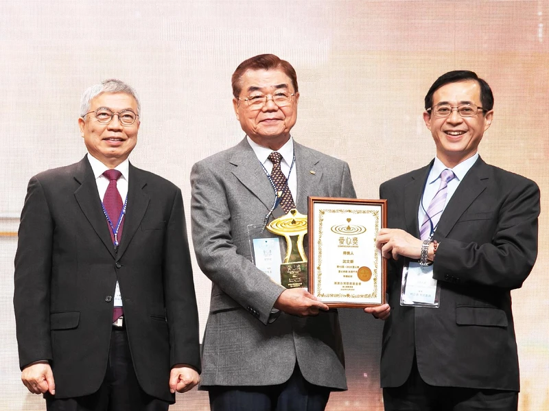 得獎人沈文振董事長(中)、台北科技大學校長王錫福(左)、 台北科技大學講座教授姚立德(右) 得獎人沈文振董事長(中)、台北科技大學校長王錫福(左)、 台北科技大學講座教授姚立德(右)