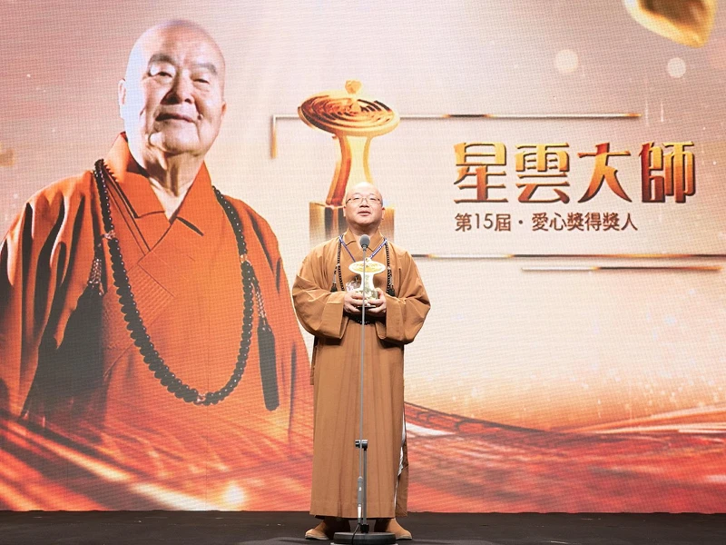 得獎人星雲大師代表 -佛光山住持心保和尚(中) 得獎人星雲大師代表 -佛光山住持心保和尚(中)
