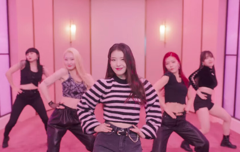 IU新曲〈Celebrity〉MV連換多套華麗造型