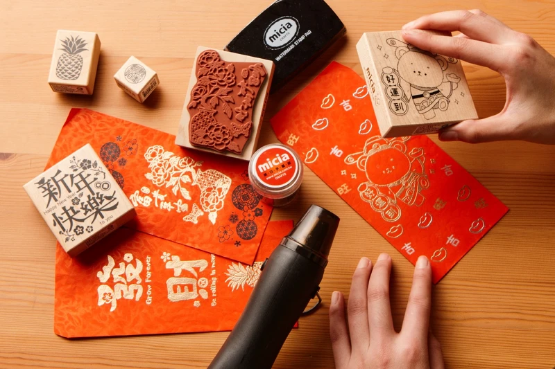 誠品生活板橋店|Micia 紅包袋燙金體驗課程,199元。 誠品生活板橋店|Micia 紅包袋燙金體驗課程,199元。