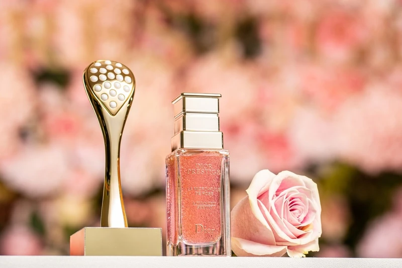 DIOR微導珍珠按摩壓勺 NT3,200,DIOR精萃再生玫瑰微導精露 30ml NT8,800。 DIOR微導珍珠按摩壓勺 NT3,200,DIOR精萃再生玫瑰微導精露 30ml NT8,800。