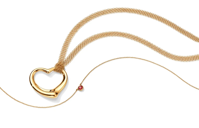 Tiffany Elsa Peretti 系列 - (上) Open Heart 18K金項鍊 NT$184,000, (下) Color by the Yard 18K金紅寶石項鍊 NT$54,000