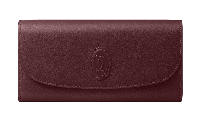 Must de Cartier酒紅色小牛皮長夾,參考價格約NT$ 19,100 Must de Cartier酒紅色小牛皮長夾,參考價格約NT$ 19,100