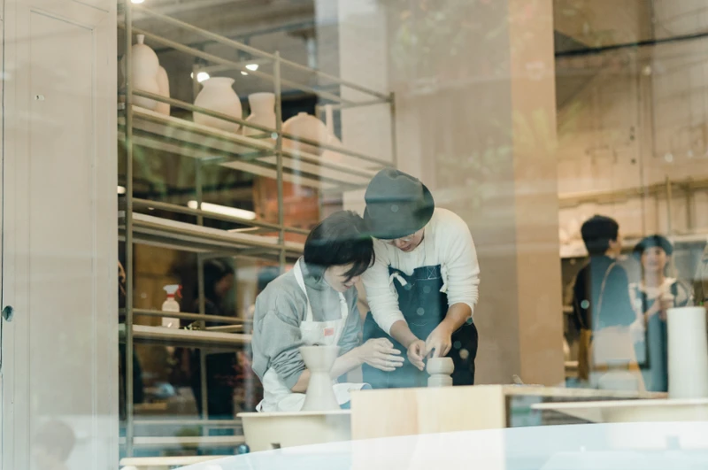 課堂皆有陶藝老師指導。