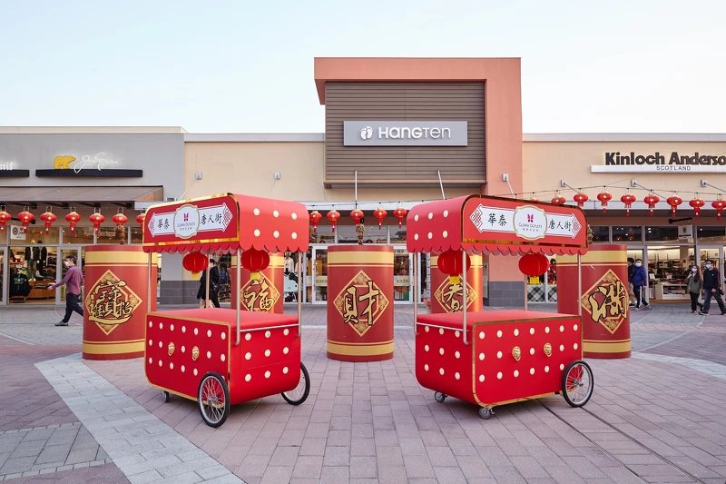 年節氣氛濃厚的巨型爆竹與復古小販攤車佈置 年節氣氛濃厚的巨型爆竹與復古小販攤車佈置