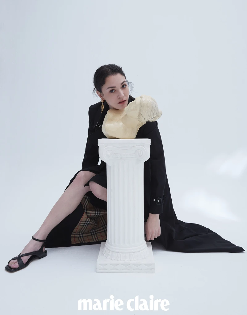 黑色風衣、洋裝、涼鞋，all by Burberry；金屬造型耳環，Chloé。