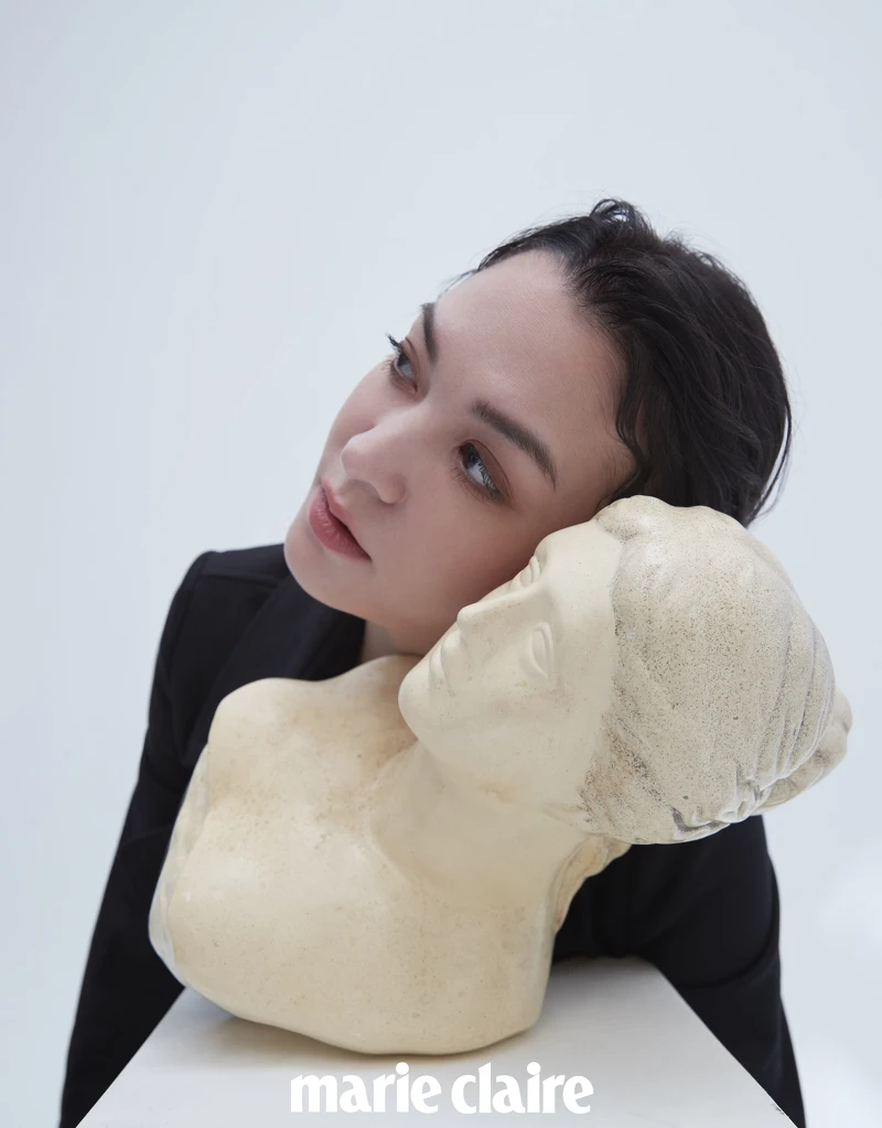 黑色風衣，Burberry。