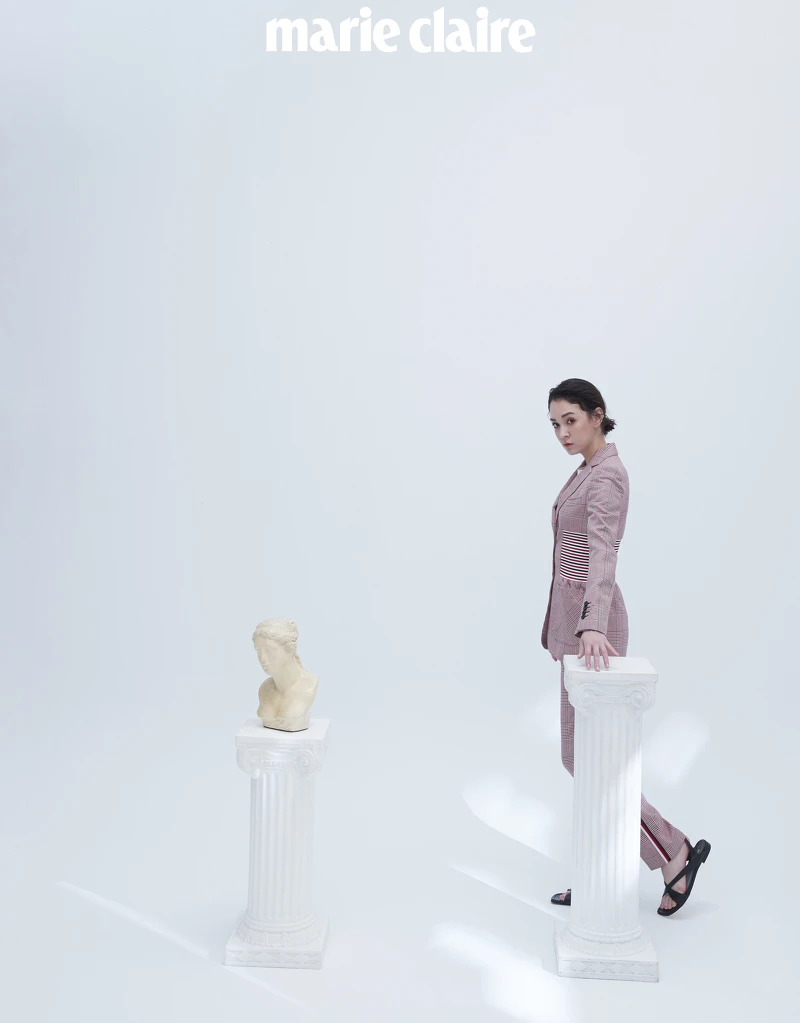 粉色格紋西裝外套、 西裝長褲、 涼鞋， all by Burberry。