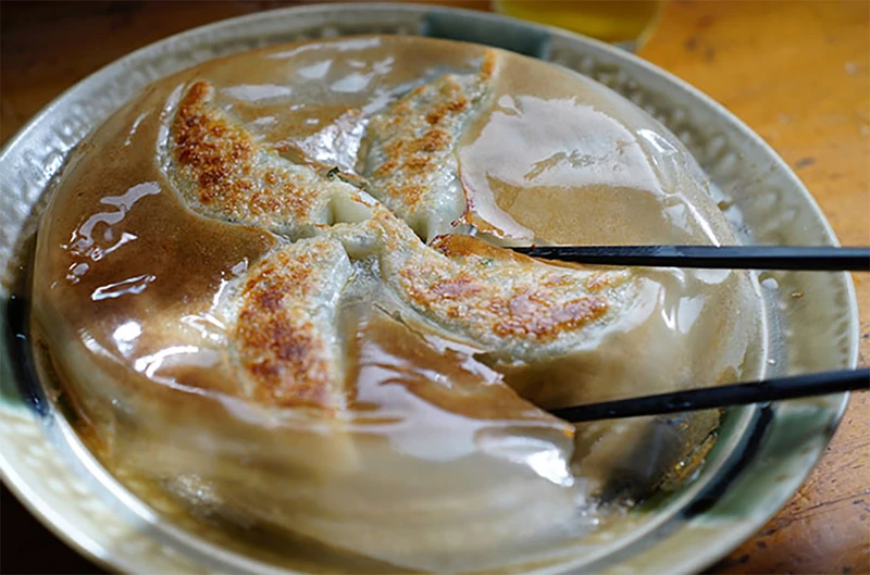 第三集不藏私的教你做出跟外面居酒屋一樣美味的煎餃。 第三集不藏私的教你做出跟外面居酒屋一樣美味的煎餃。