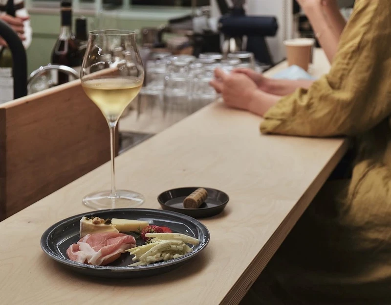 供應酒水與餐點。