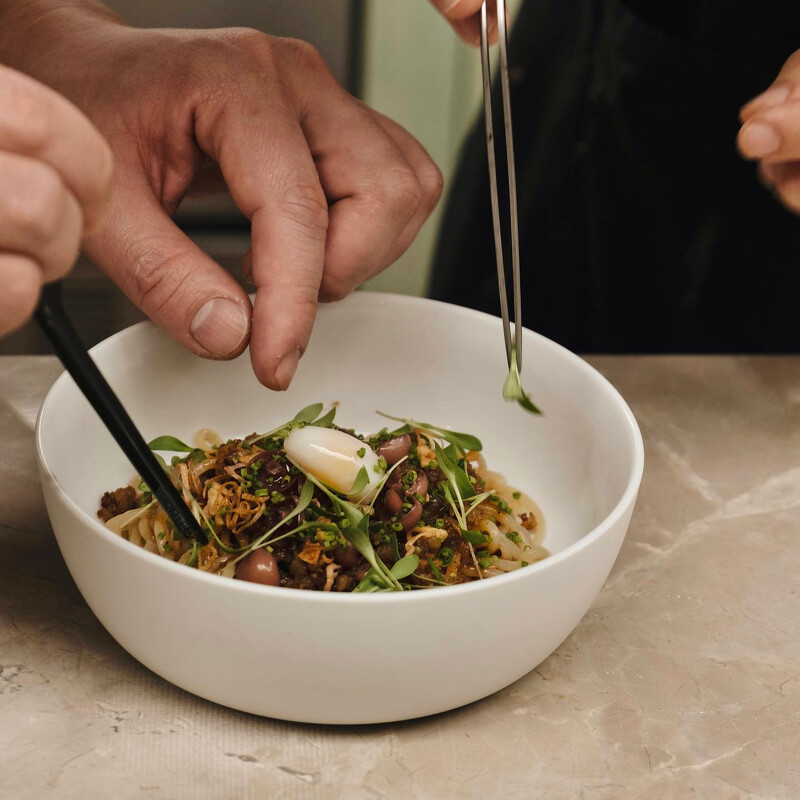 由主廚們設計料理，店內主廚George負責實際料理。