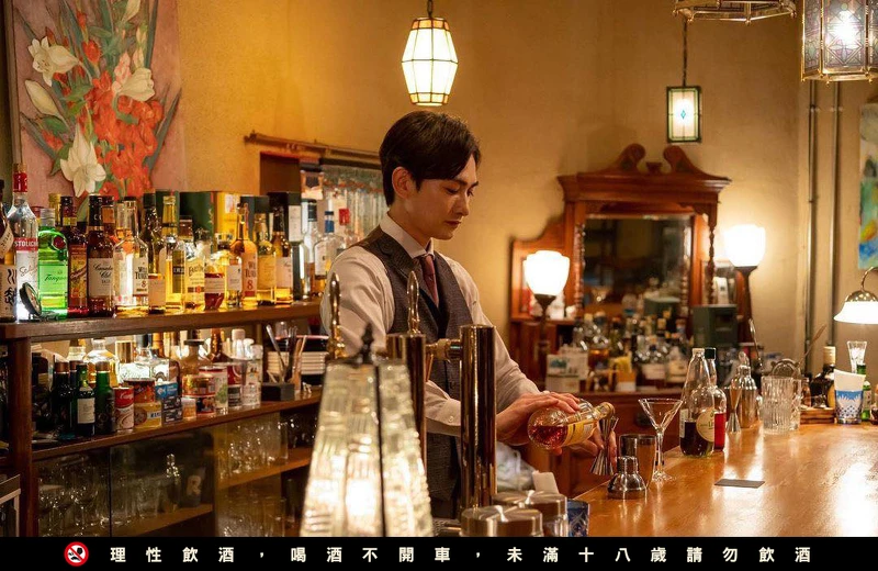 製作經典調酒「柯夢波丹Cosmopolitan」。