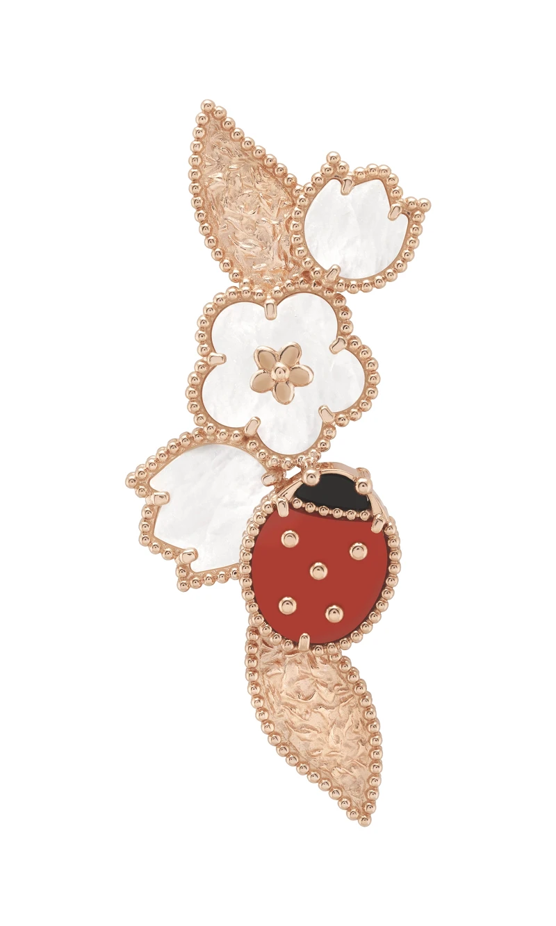 Van Cleef & Arpels (VCA) 梵克雅寶 Lucky Spring胸針,玫瑰金,白色珍珠母貝,紅玉髓,縞瑪瑙,建議售價約213,000元 Van Cleef & Arpels (VCA) 梵克雅寶 Lucky Spring胸針,玫瑰金,白色珍珠母貝,紅玉髓,縞瑪瑙,建議售價約213,000元