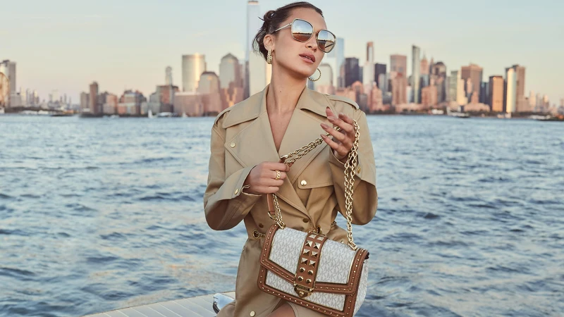 Michael Kors SoHo Large Studded Logo Shoulder Bag,售價NT$19,400 Michael Kors SoHo Large Studded Logo Shoulder Bag,售價NT$19,400