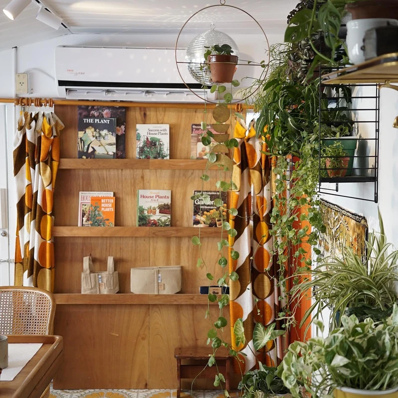 Ingrid 以普普風窗簾裝飾著書架。 Ingrid 以普普風窗簾裝飾著書架。