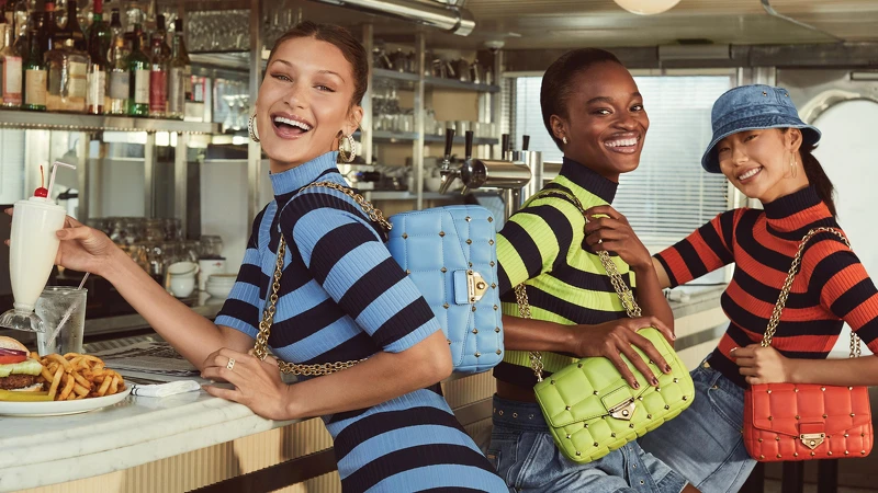 SoHo Large Studded Quilted Leather Shoulder Bag,售價NT$21,000 SoHo Large Studded Quilted Leather Shoulder Bag,售價NT$21,000