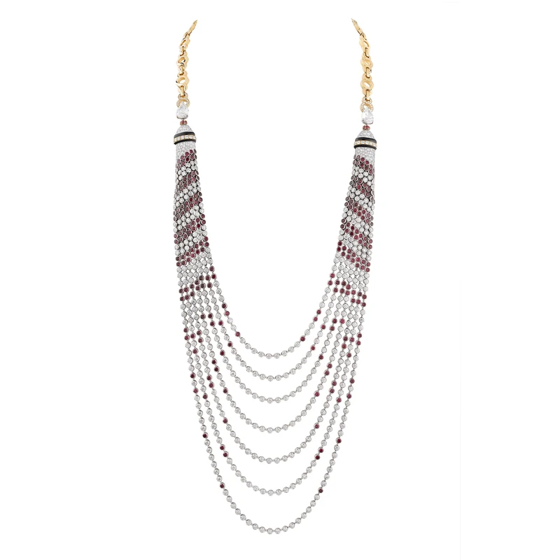 本作品靈感源自於威尼斯宮殿入口用於泊船的繫船木樁(palines)，它們的條紋圖騰映照於潟湖水面，與水手上衣條紋元素不謀而合。 打造這件作品的最大挑戰在於寶石串的調整與定位：色彩需呈帶狀以展現條紋圖騰，同時項鍊起始處的寶石串接，在佩戴者移動時亦需維持環形展現繫船木樁輪廓，下方的鍊條則需靈動自由。為克服諸多困難，作品具有多個絞接點以維持靈活度。 此外，黃金鍊條亦重現香奈兒女士經典的鍊條，然而本次黃K金鍊條以三圈模式呈現，令人想起威尼斯的設計元素。此項鍊運用多達450顆紅色尖晶石，每顆寶石呈色略有不同為作品注入活力，整體顏色卻仍和諧一致。 VOLUTE CROISIÈRE 項鍊（獨一無二顏色作品） 18K黃金及白金，鑲嵌2顆總重約5.20克拉梨形切割鑽石、瑪瑙、尖晶石及鑽石。 建議售價NTD 30,798,000元 