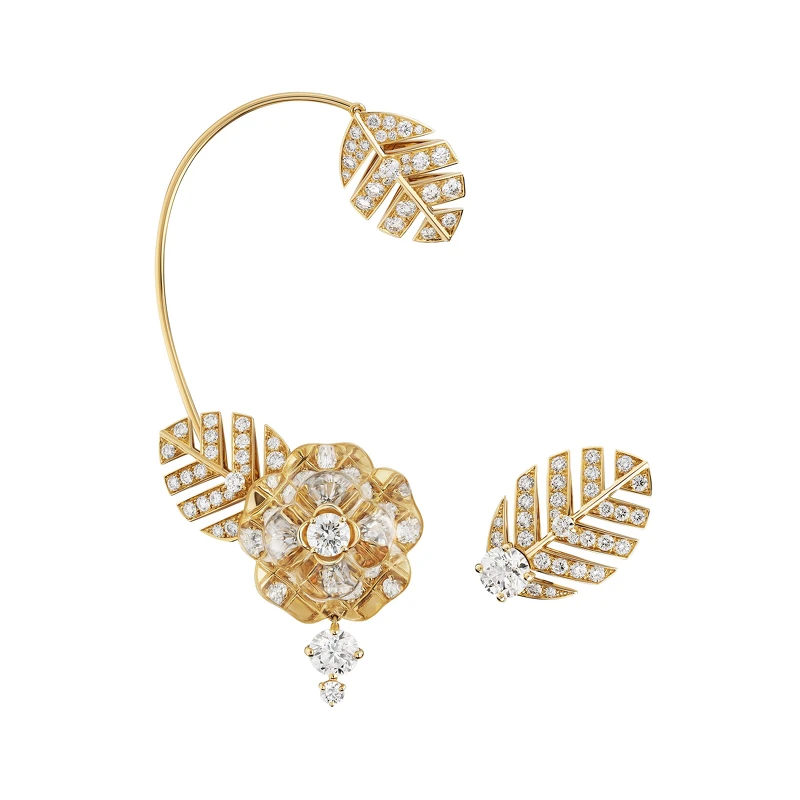 CAMÉLIA VÉNITIEN 不對稱耳環 18K黃金，鑲嵌 2顆總重約1.40克拉明亮式切割鑽石、1顆重約0.40克拉明亮式切割鑽石、白水晶及鑽石。 建議售價NTD 3,080,000元