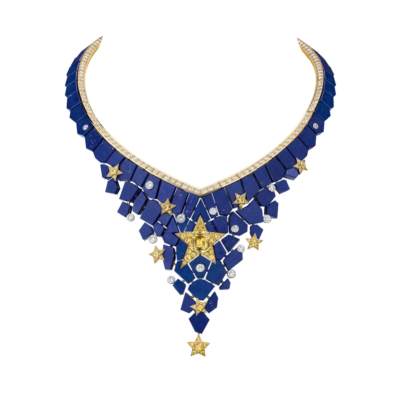 以青金石層疊鋪成馬賽克圖騰，金屬鑲嵌軌跡幾乎完全隱形，且青金石之間的空隙極小，工序繁複。黃色藍寶石色澤濃郁均勻，與青金石相互映襯，令人聯想起夜空的神祕與深邃。 CONSTELLATION ASTRALE 項鍊 18K白金及黃金，鑲嵌1顆重約5.41克拉枕形切割斯里蘭卡黃色藍寶石、青金石、黃色藍寶石及鑽石。 建議售價NTD 15,707,000元
