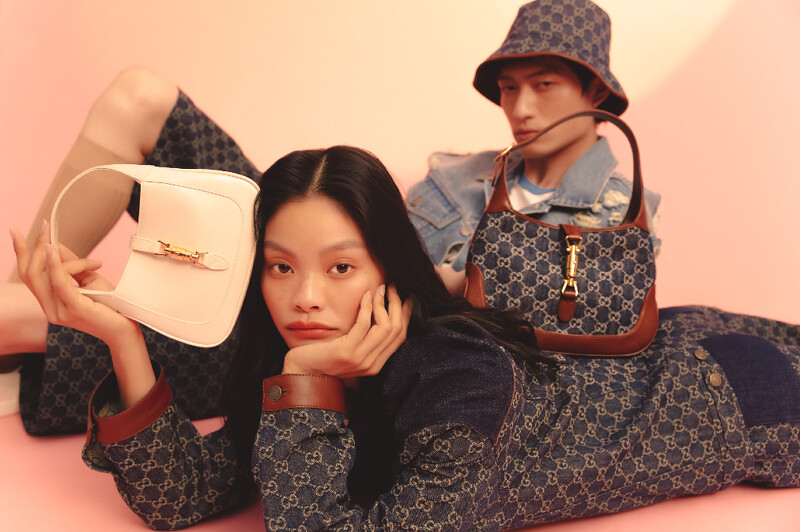 雙G 圖騰帆布漁夫帽、不收邊丹寧背心、雙G 圖騰鐵灰藍環保水洗丹寧短褲、Jackie 1961深藍手提包;雙G 圖騰鐵灰藍環保水洗丹寧外套、雙G 圖騰鐵灰藍環保水洗丹寧喇叭褲、Jackie 1961白色迷你手提包。 雙G 圖騰帆布漁夫帽、不收邊丹寧背心、雙G 圖騰鐵灰藍環保水洗丹寧短褲、Jackie 1961深藍手提包;雙G 圖騰鐵灰藍環保水洗丹寧外套、雙G 圖騰鐵灰藍環保水洗丹寧喇叭褲、Jackie 1961白色迷你手提包。