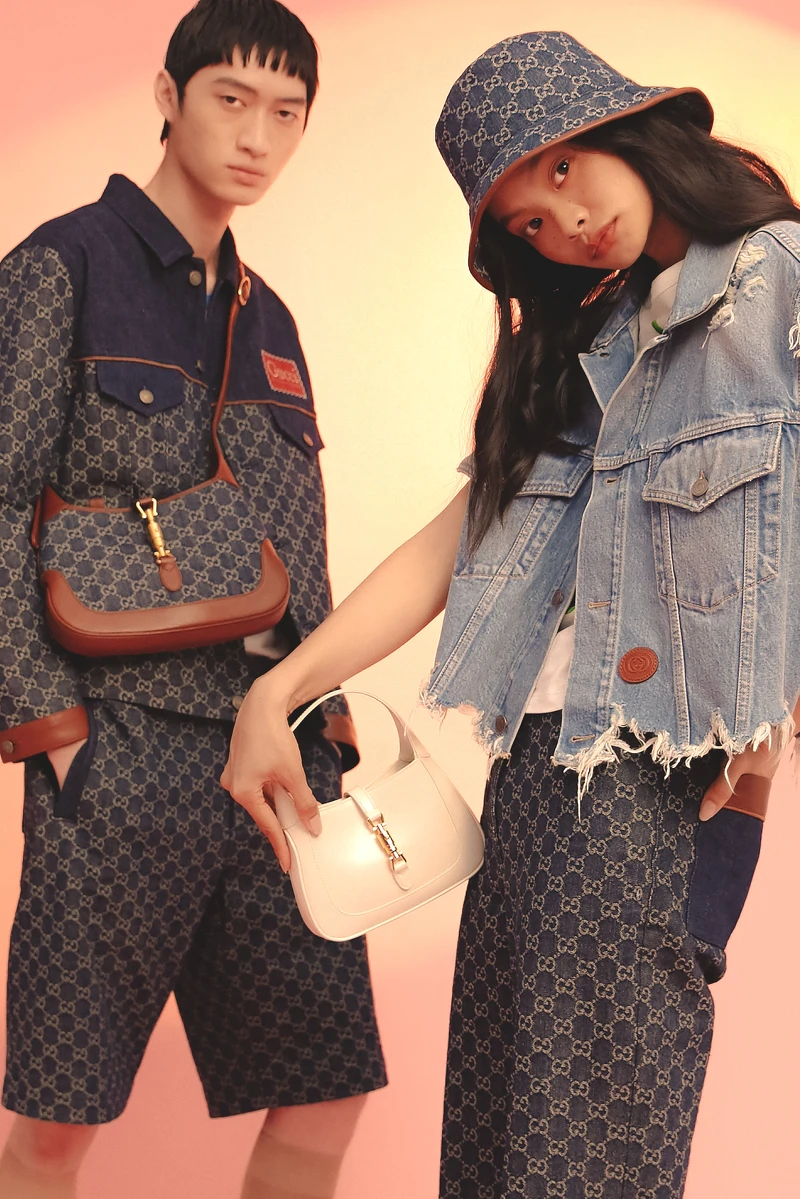 左:雙G 圖騰鐵灰藍環保水洗丹寧外套、雙G 圖騰鐵灰藍環保水洗丹寧短褲、Jackie 1961深藍手提包;右:GG Logo 帆布漁夫帽、不收邊丹寧背心、雙G 圖騰鐵灰藍環保水洗丹寧褲、Jackie 1961白色迷你手提包。 左:雙G 圖騰鐵灰藍環保水洗丹寧外套、雙G 圖騰鐵灰藍環保水洗丹寧短褲、Jackie 1961深藍手提包;右:GG Logo 帆布漁夫帽、不收邊丹寧背心、雙G 圖騰鐵灰藍環保水洗丹寧褲、Jackie 1961白色迷你手提包。