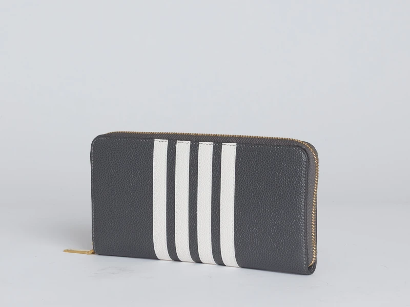 Thom Browne Resort 21 深灰色與經典 4-Bar 牛皮拉鍊長夾，售價NT$29,200